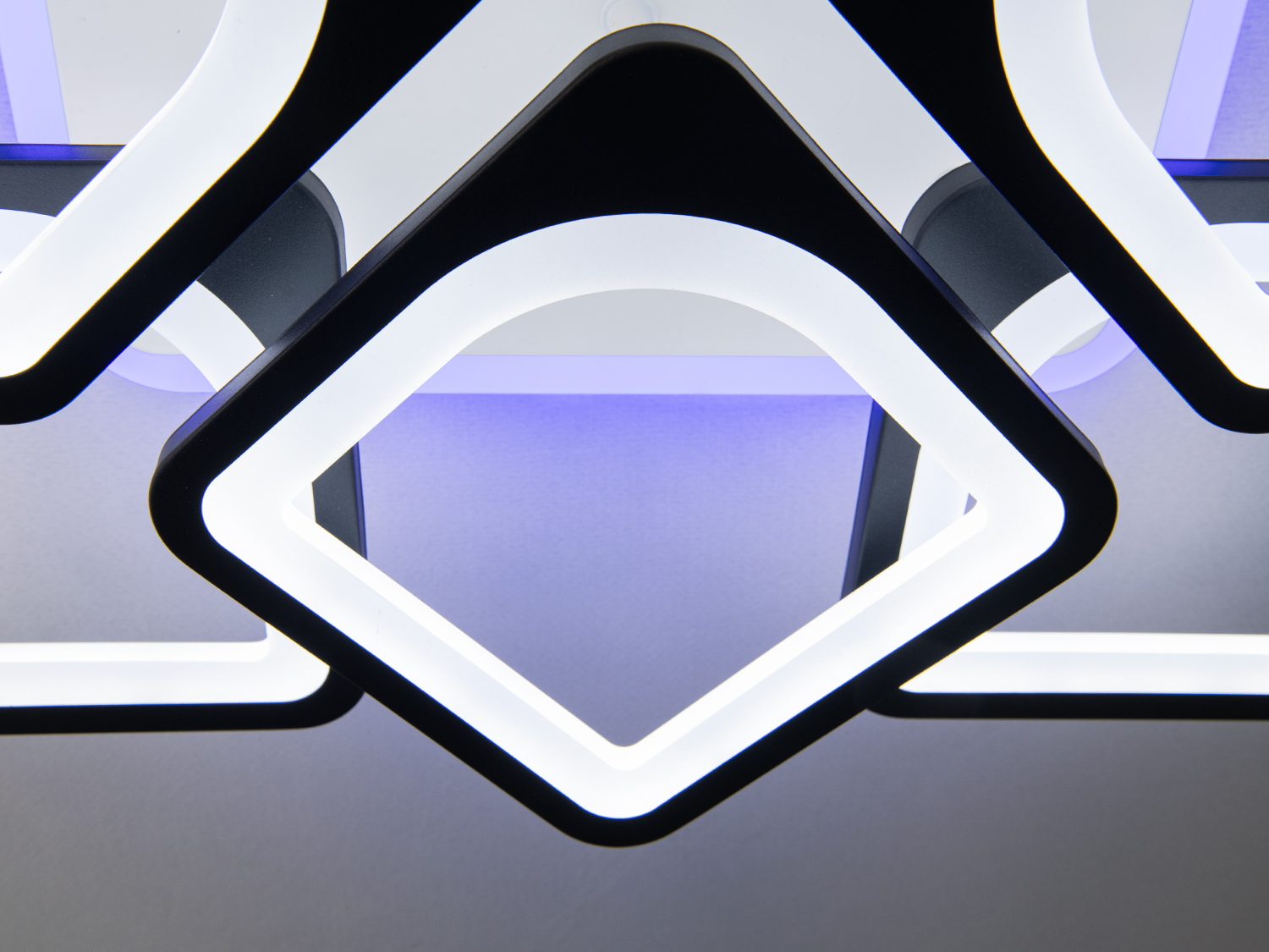 Акрилова лед люстра чорного кольору у вітальню, 130W на 18м2