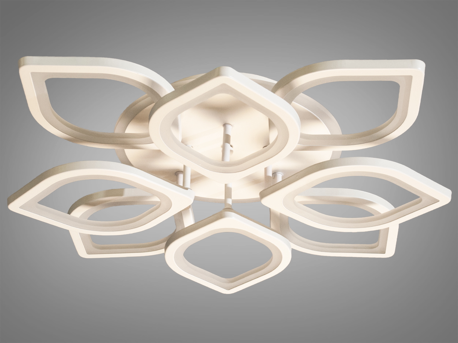 Стельовий світильник у формі квітки з матовим покриттям, ідеальний для освітлення вітальні.