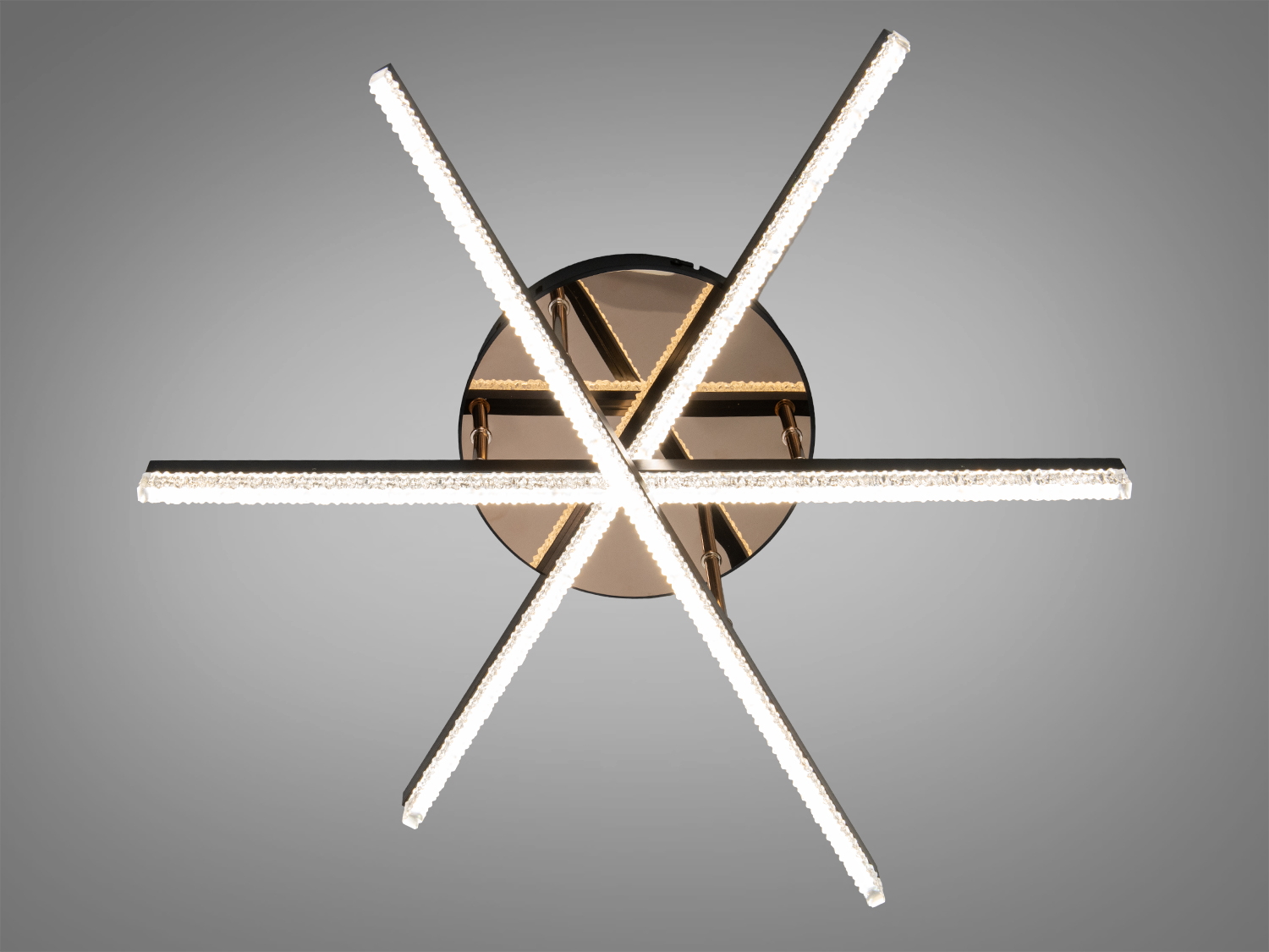 Стельовий світильник із шістьма LED-смугами, розташованими зіркоподібно, для рівномірного освітлення. Підходить для великих кімнат.