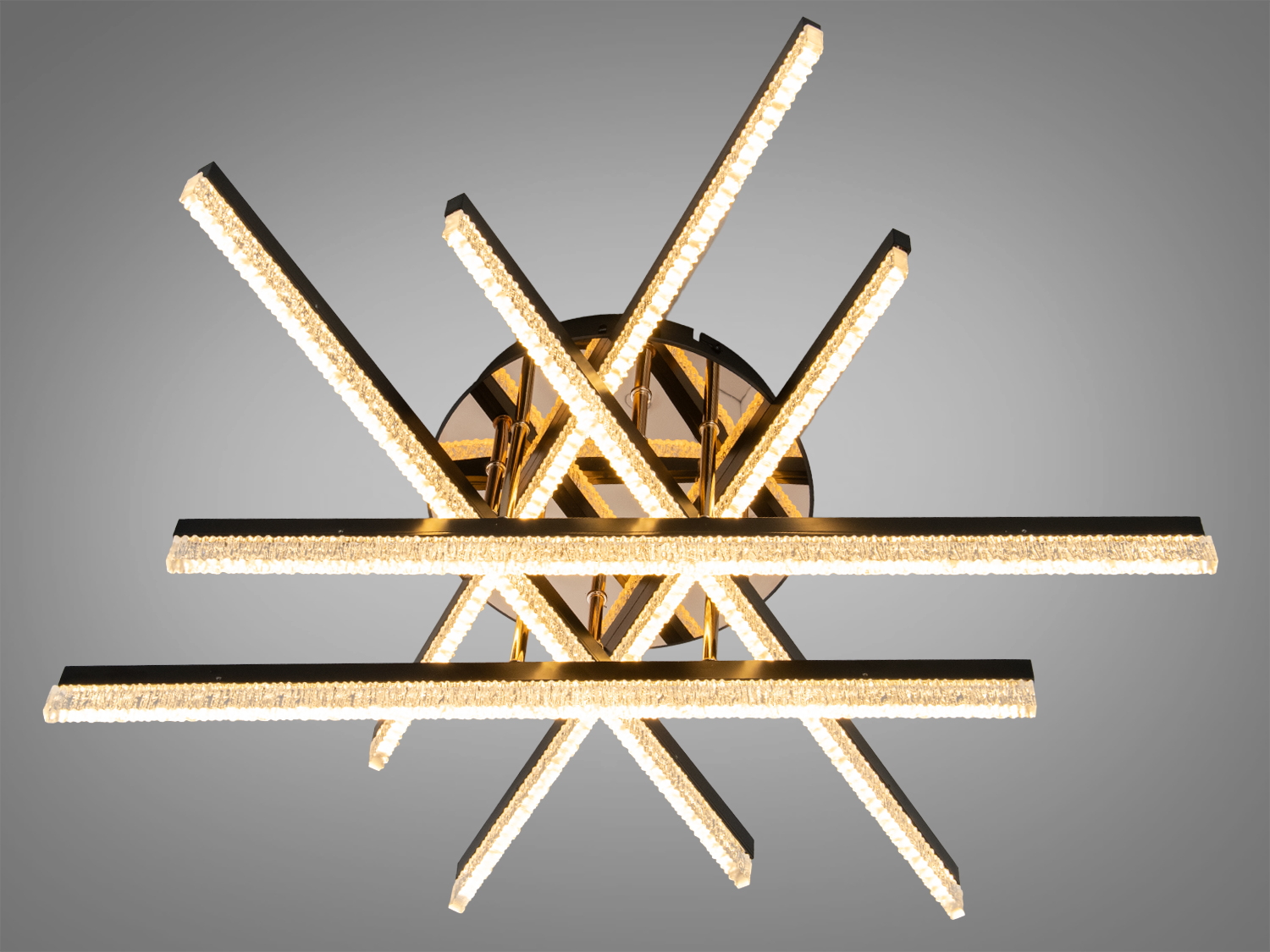 Світильник з перехресними LED-лініями, тепле світло, кругла основа, підходить для сучасних інтер’єрів.