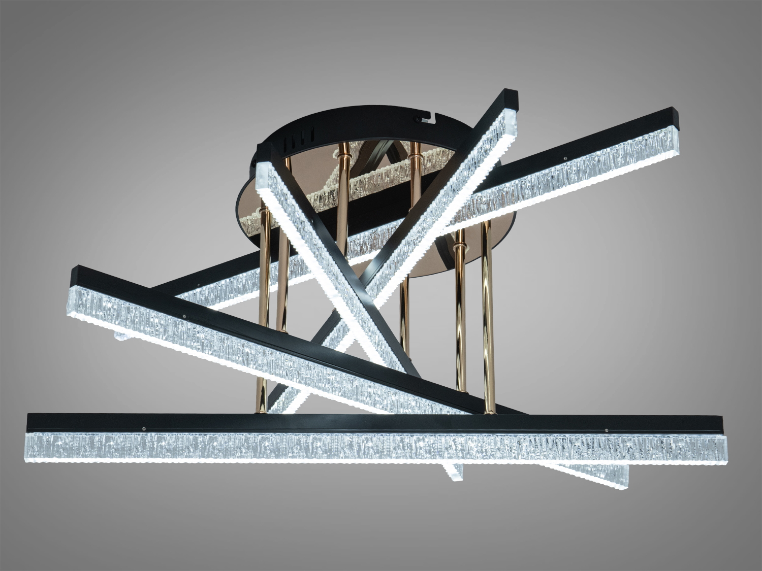 Світильник з LED-смугами, що випромінюють холодне світло, підходить для офісних приміщень. Має сучасний дизайн.