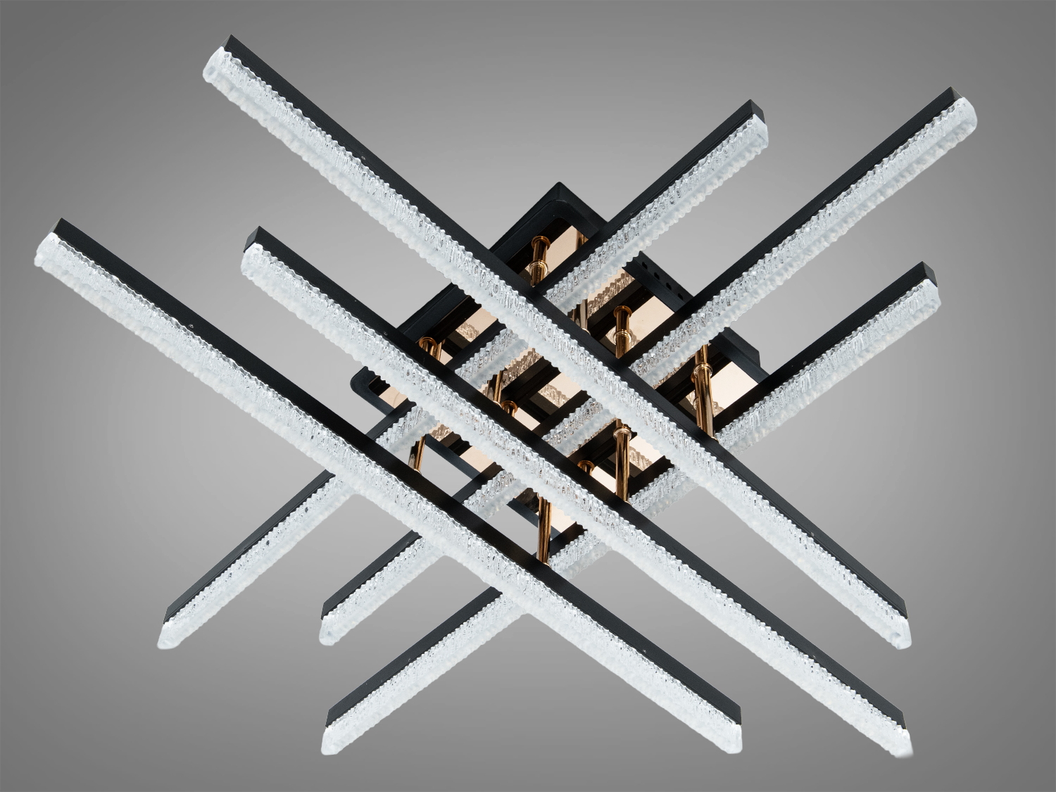 Світильник з перехресними планками, вимкнений стан. Підходить для монтажу на стелі.