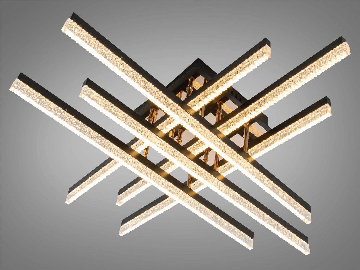 Світлодіодна люстра Diasha чорного кольору потужністю 80 Вт для рівномірного освітлення кімнат до 14 м² з сучасним дизайном і простим керуванням.