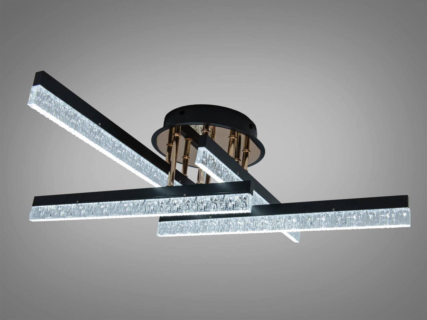 Стельовий світильник з трьома панелями, чорний матовий корпус, холодне світло, підходить для офісів.