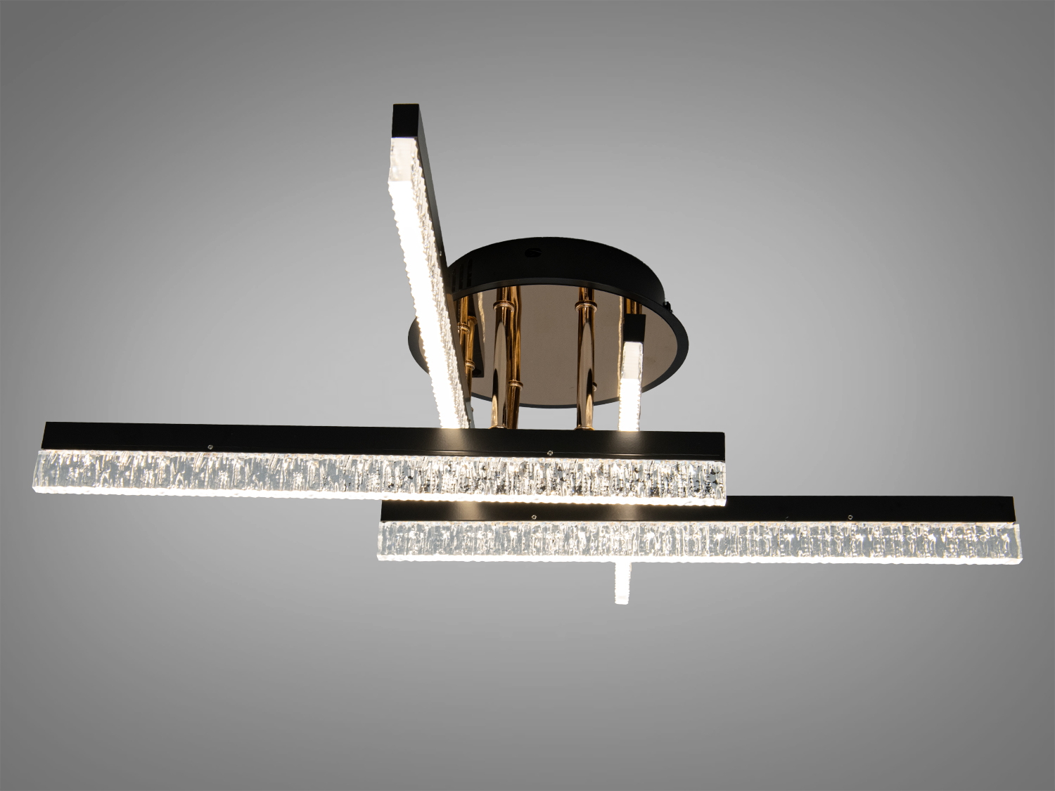 Стельовий світильник з трьома перехресними панелями, чорний корпус, нейтральне світло, ідеально для вітальні.