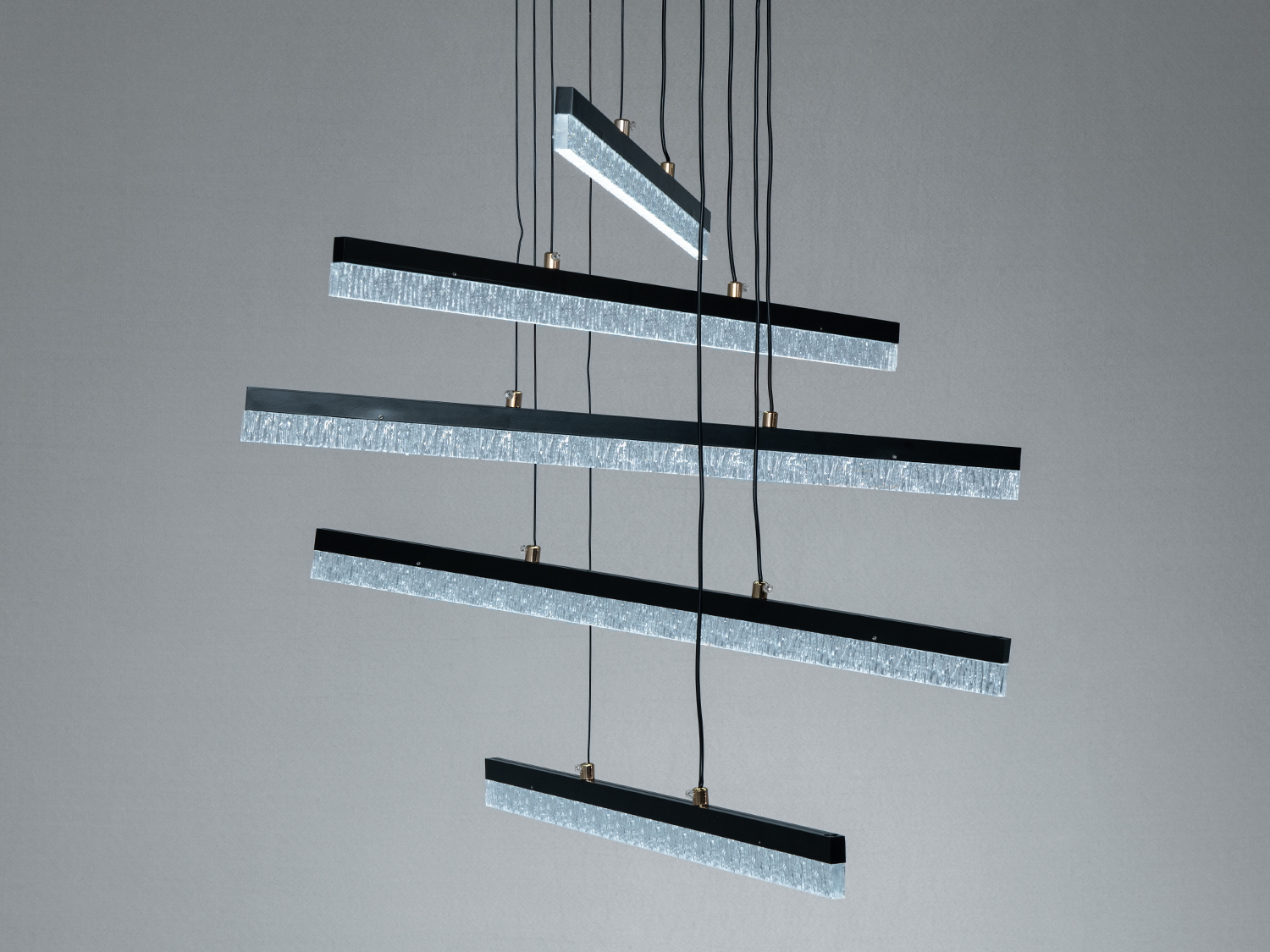 Стельова лампа з п’ятьма горизонтальними панелями, що випромінюють холодне світло. Підходить для офісних приміщень.