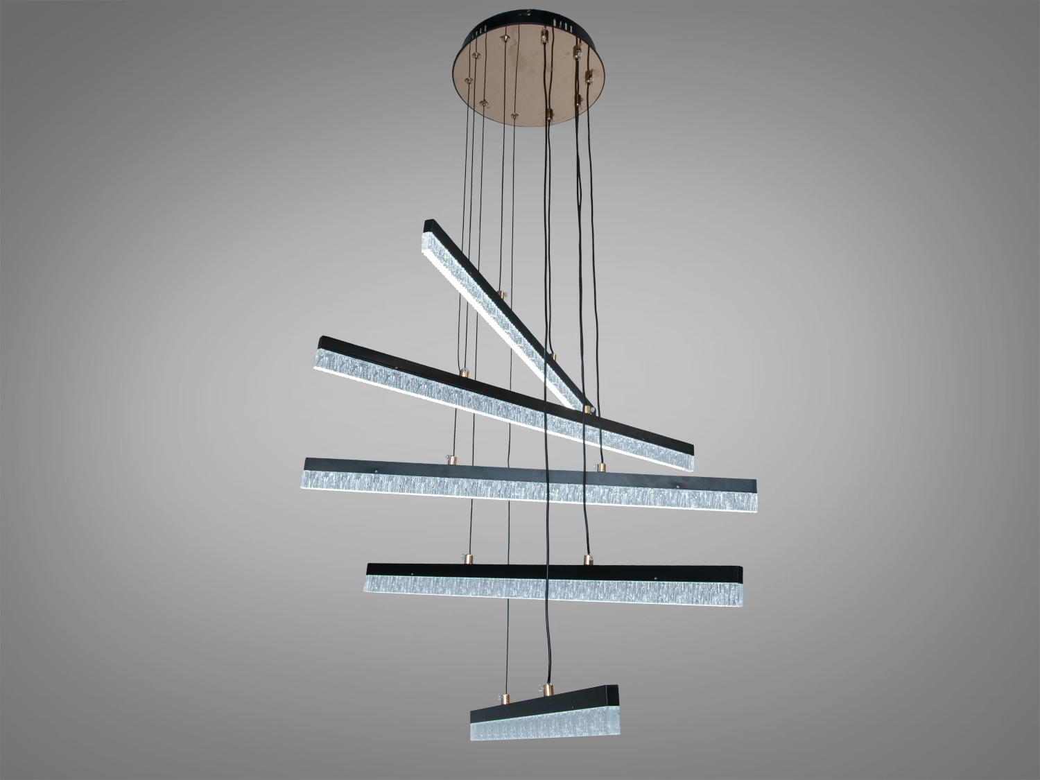 Підвісна лампа з п’ятьма панелями, що світяться, на чорних шнурах. Відмінно підходить для віталень з високими стелями.