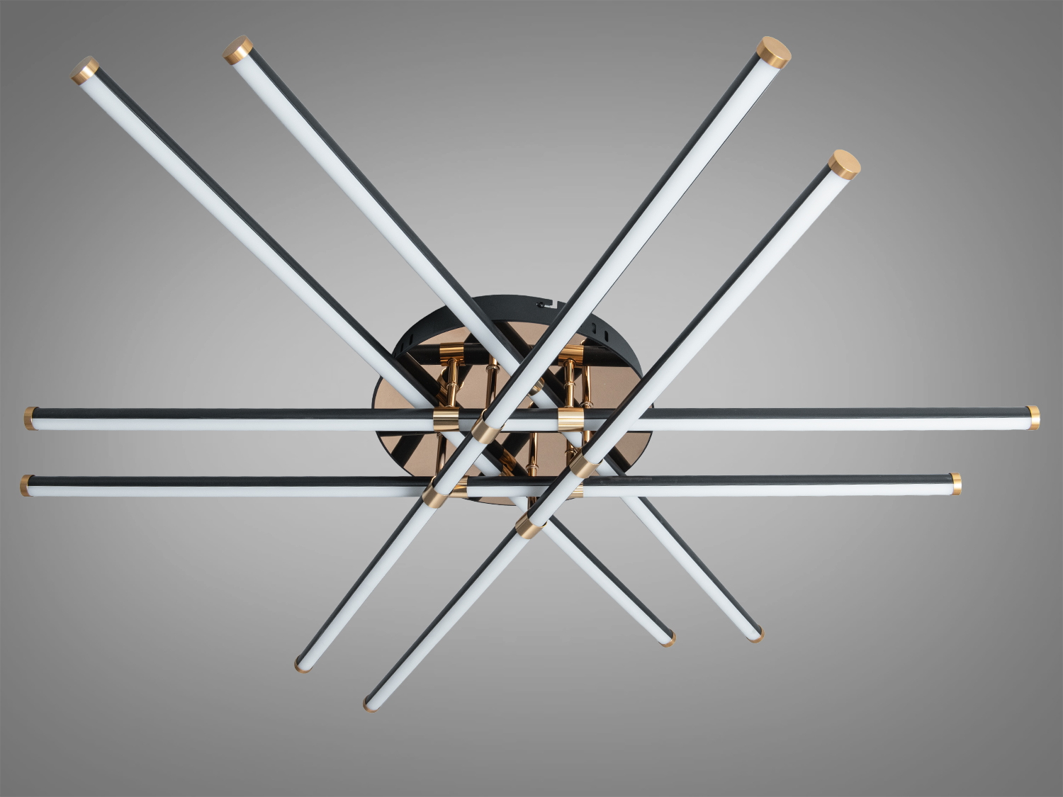 Стельовий світильник з перехресними трубками, виконаний з металу. Ідеально підходить для сучасних офісних просторів.