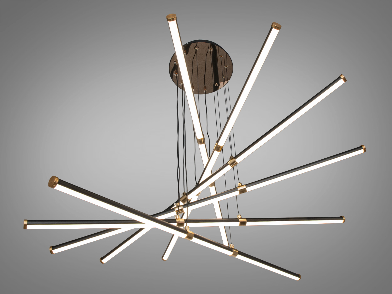 Підвісний світильник з металевими трубками, розташованими в хаотичному порядку. Підходить для сучасного інтер’єру.