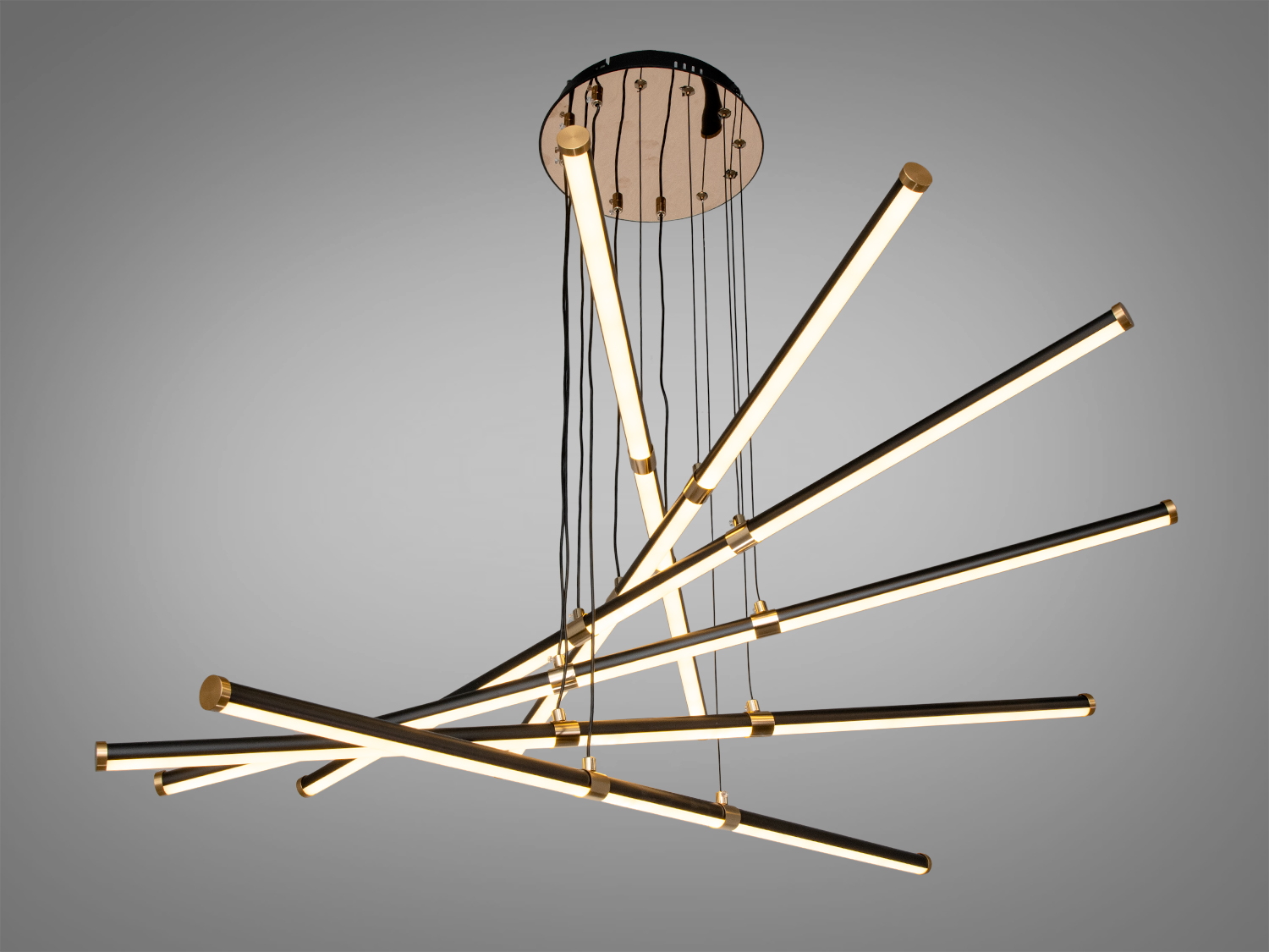 Стельовий світильник з трубками, що перетинаються під різними кутами. Підходить для вітальні з високими стелями.