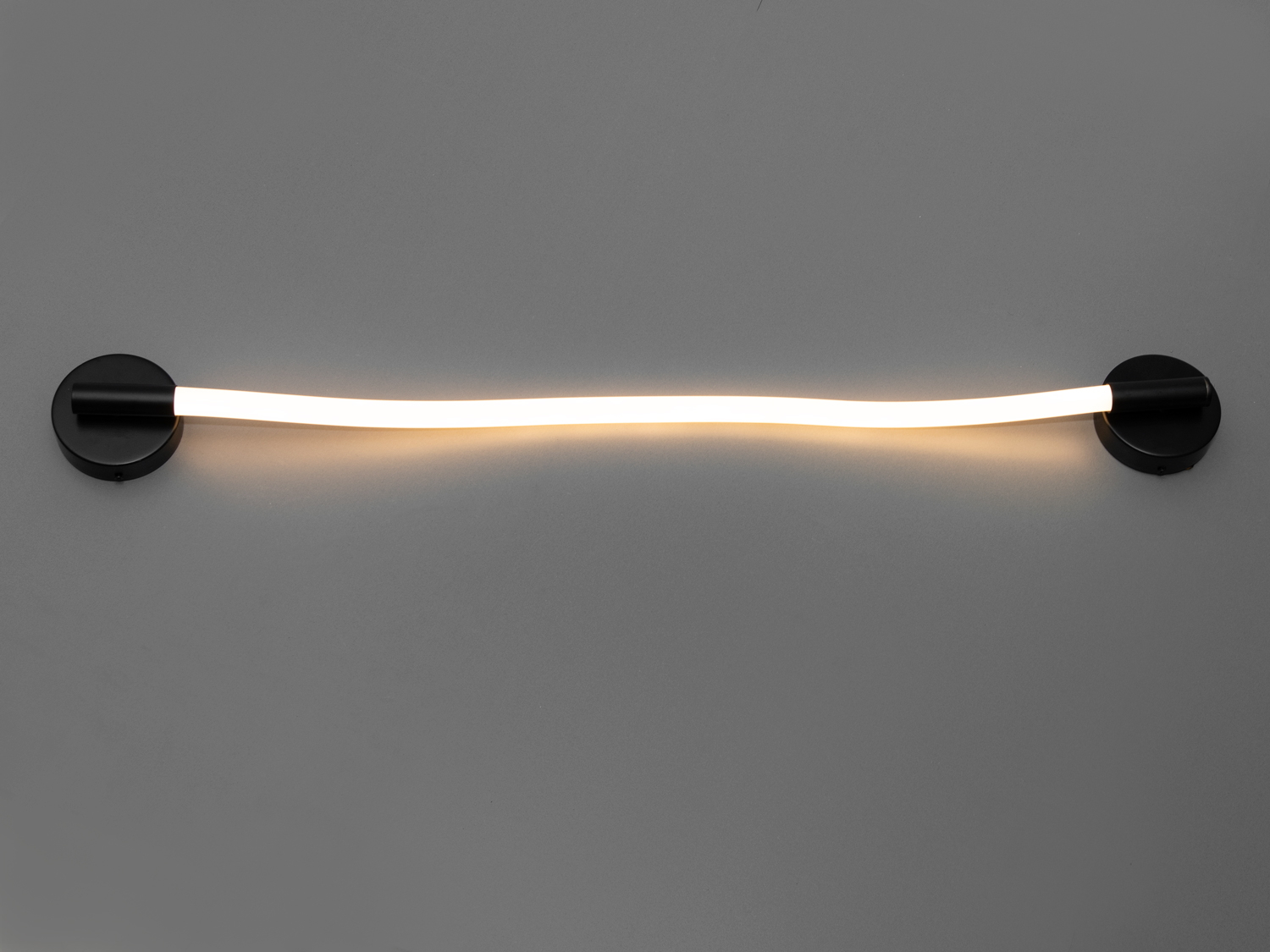 Сучасний LED світильник шланг для кабінету серії Ropelight відмінно підійде для різних типів просторів: від коридорів до віталень, від кабінетів до спалень.
Завдяки двом кріпленням і гнучкому плафону цей виріб може бути встановлений на стіні горизонтально або вертикально. Така гнучкість розміщення робить його ідеальним вибором не тільки для стін, а й для стелі, особливо якщо вам потрібно доповнити основну люстру в коридорі чи іншому просторі.
Колірна температура 3200К створює комфортну затишну атмосферу. Такий діапазон є оптимальним для створення комфортного освітлення, яке сприятливо впливає на настрій та добре комбінується із різними стилями інтер'єру.
Кріпиться до будь-яких поверхонь універсальним кріпленням на монтажну планку.