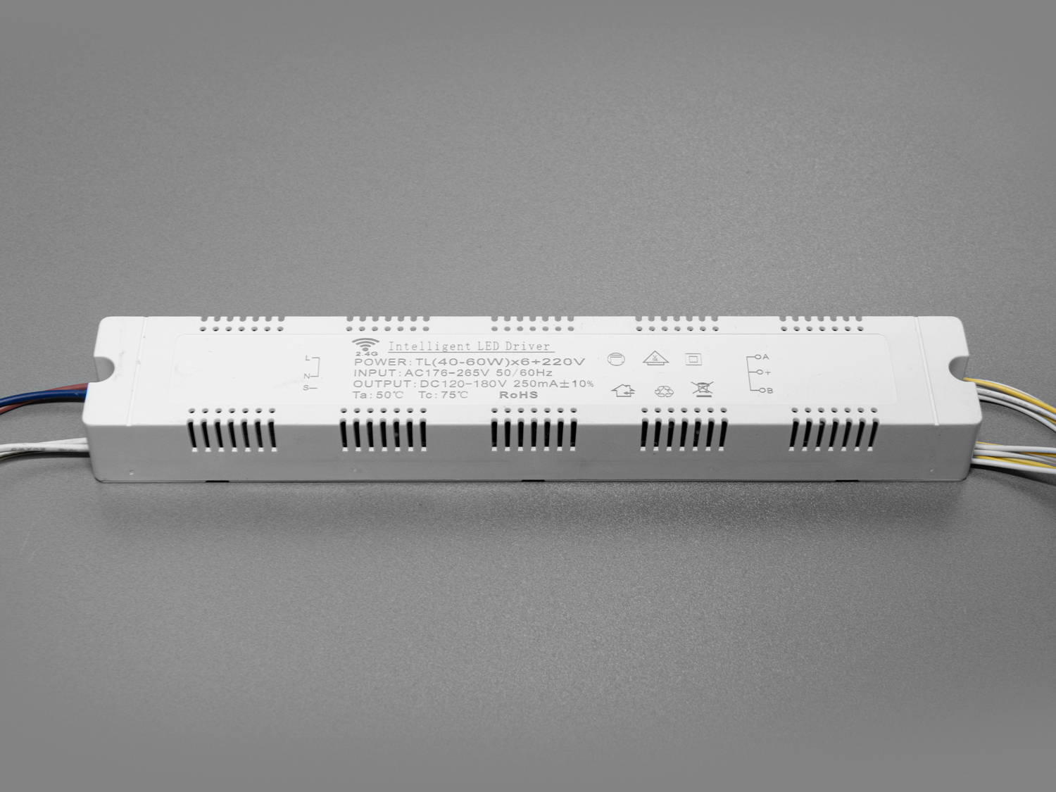 Універсальний комплект для переобладнання світлодіодних люстр.

Блок приймача пульта встановлюється місце рідного блоку живлення світлодіодної люстри. Цей комплект може бути використаний на люстрах з робочим струмом світлодіодних модулів від 210 до 300 мА. Діммер має 6 вихідних каналів для підключення до стандартної світлодіодної люстри, схема підключення 