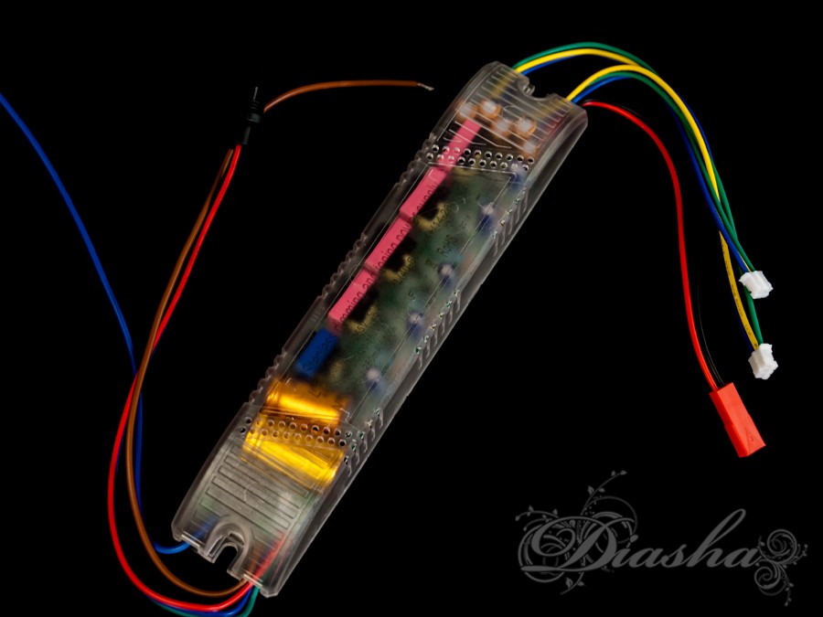 Універсальний комплект для переобладнання світлодіодних люстр.
Блок приймача пульта встановлюється місце рідного блоку живлення світлодіодної люстри.
Цей комплект може бути використаний на люстрах з робочим струмом світлодіодних модулів від 240 до 300 мА.
Діммер має 4 вихідні канали для підключення до стандартної світлодіодної люстри, схема підключення 