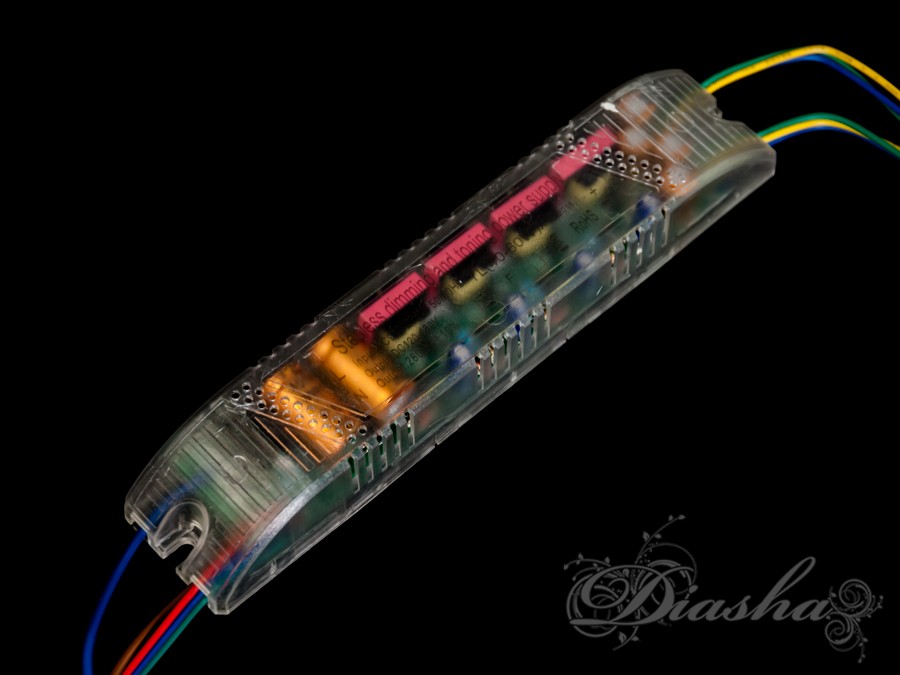 Універсальний комплект для переобладнання світлодіодних люстр.
Блок приймача пульта встановлюється місце рідного блоку живлення світлодіодної люстри.
Цей комплект може бути використаний на люстрах з робочим струмом світлодіодних модулів від 240 до 300 мА.
Діммер має 4 вихідні канали для підключення до стандартної світлодіодної люстри, схема підключення 
