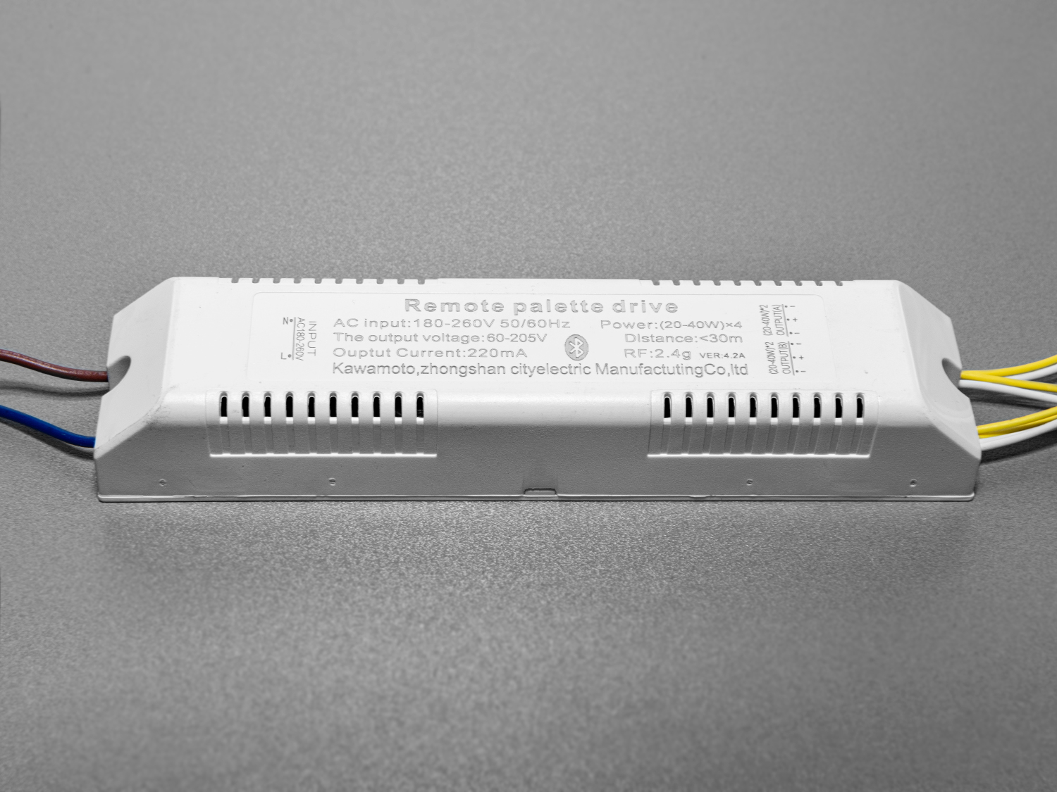 Універсальний комплект для переобладнання світлодіодних люстр.
Блок приймача пульта встановлюється місце рідного блоку живлення світлодіодної люстри.
Цей комплект може бути використаний на люстрах з робочим струмом світлодіодних модулів від 210 до 300 мА.
Діммер має 4 вихідні канали для підключення до стандартної світлодіодної люстри, схема підключення 