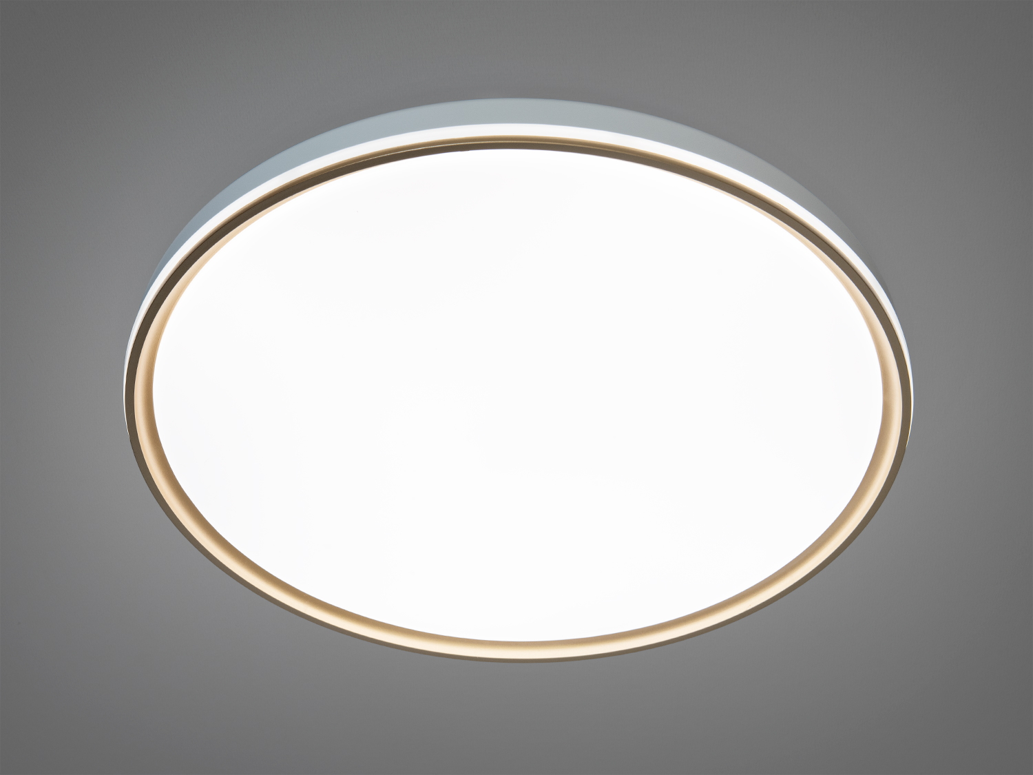 Світлодіодний світильник із золотистим краєм, забезпечує рівномірне освітлення.
