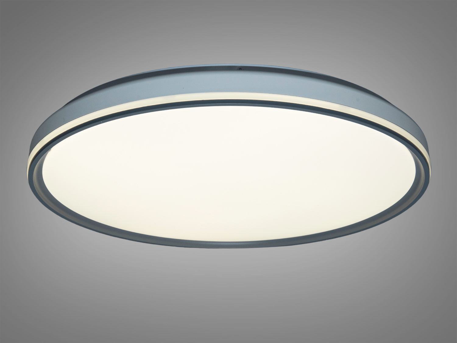  Її особливістю є висока потужність 72 Вт, що забезпечує яскраве та ефективне освітлення навіть у великих приміщеннях.