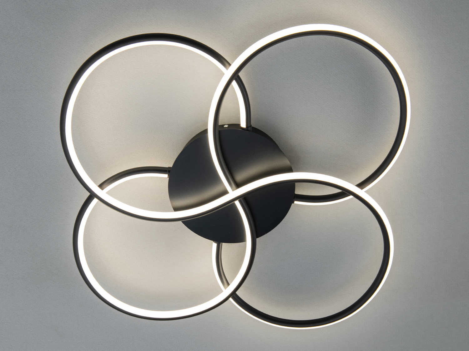 Світлодіодна люстра Diasha чорний 60 Вт з чотирма кільцями для рівномірного освітлення сучасних інтер′єрів.