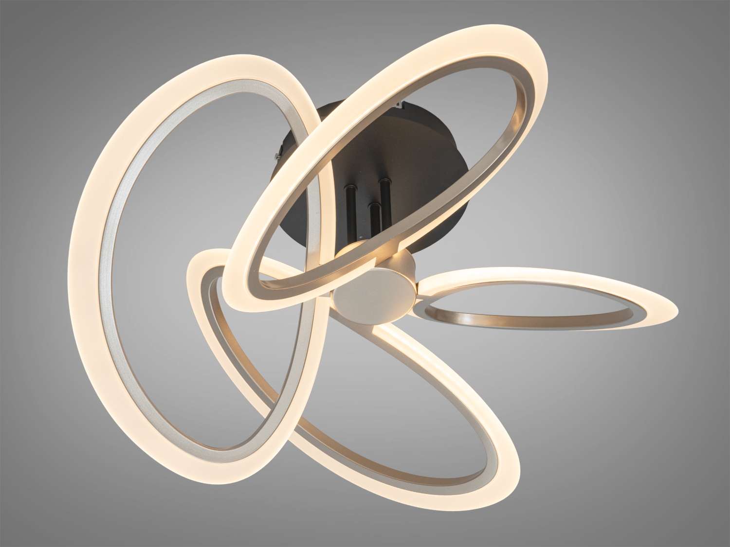 Світильник з чотирма переплетеними кільцями, що створюють м’яке тепле світло. Ідеально підходить для сучасного інтер’єру.