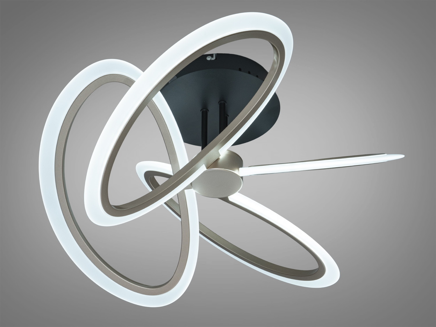 Стельовий світильник з чотирма кільцями, що випромінюють холодне біле світло. Підходить для офісних приміщень.