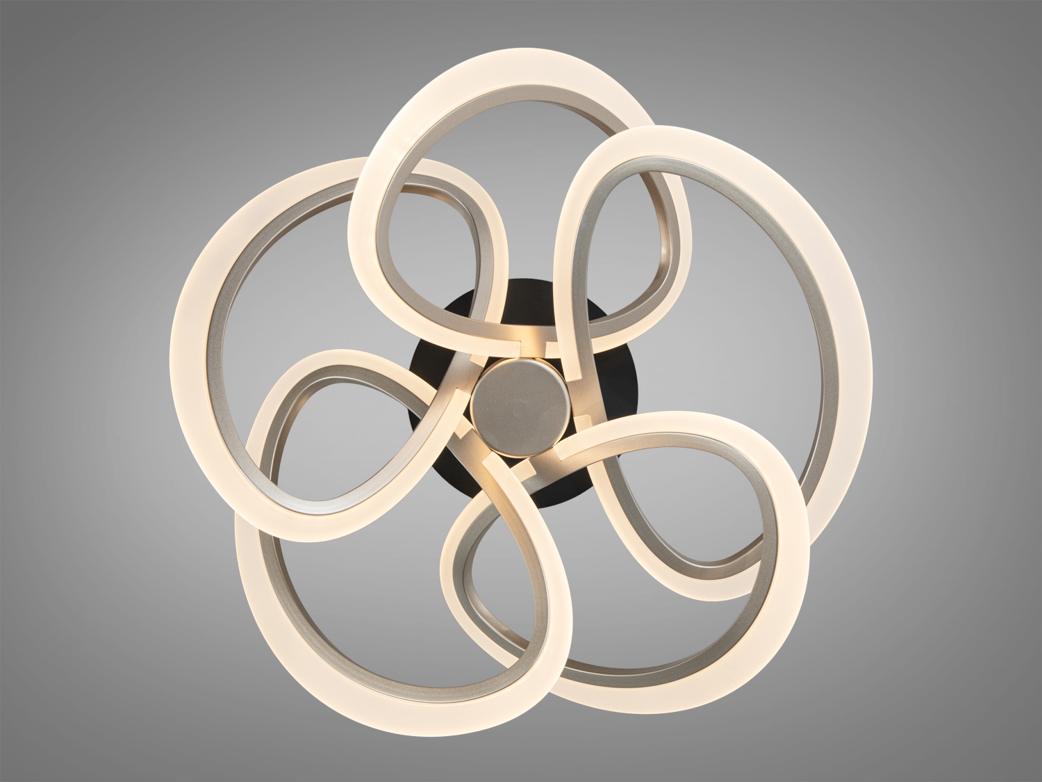 Світильник з п’ятьма вигнутими світлодіодними кільцями, що утворюють квітковий візерунок. Підходить для сучасного інтер’єру.