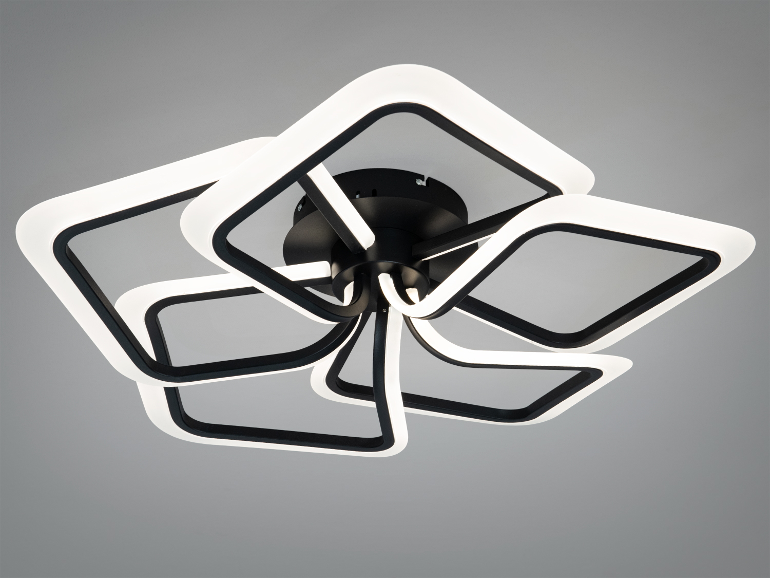 Світильник для стелі з квадратними LED-елементами, чорний матовий корпус. Ідеальний для монтажу в офісах.