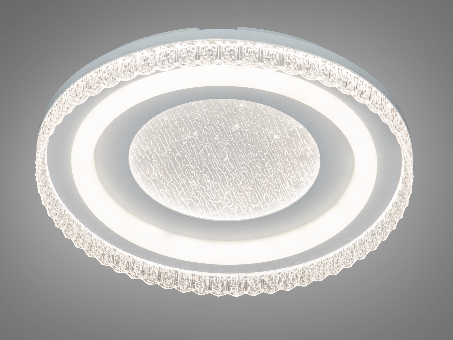 Стельовий світильник з матовим центром, призначений для створення м’якого освітлення в приміщенні.