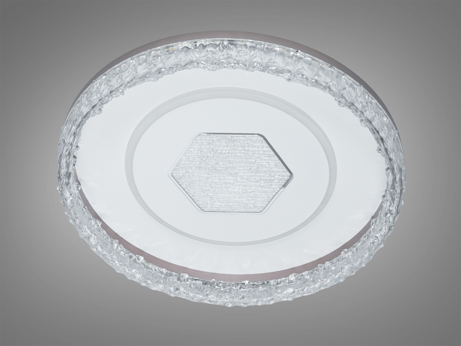 Стельова лампа з гладким шестикутним центром та хвилястим прозорим обрамленням, підходить для елегантних інтер’єрів.