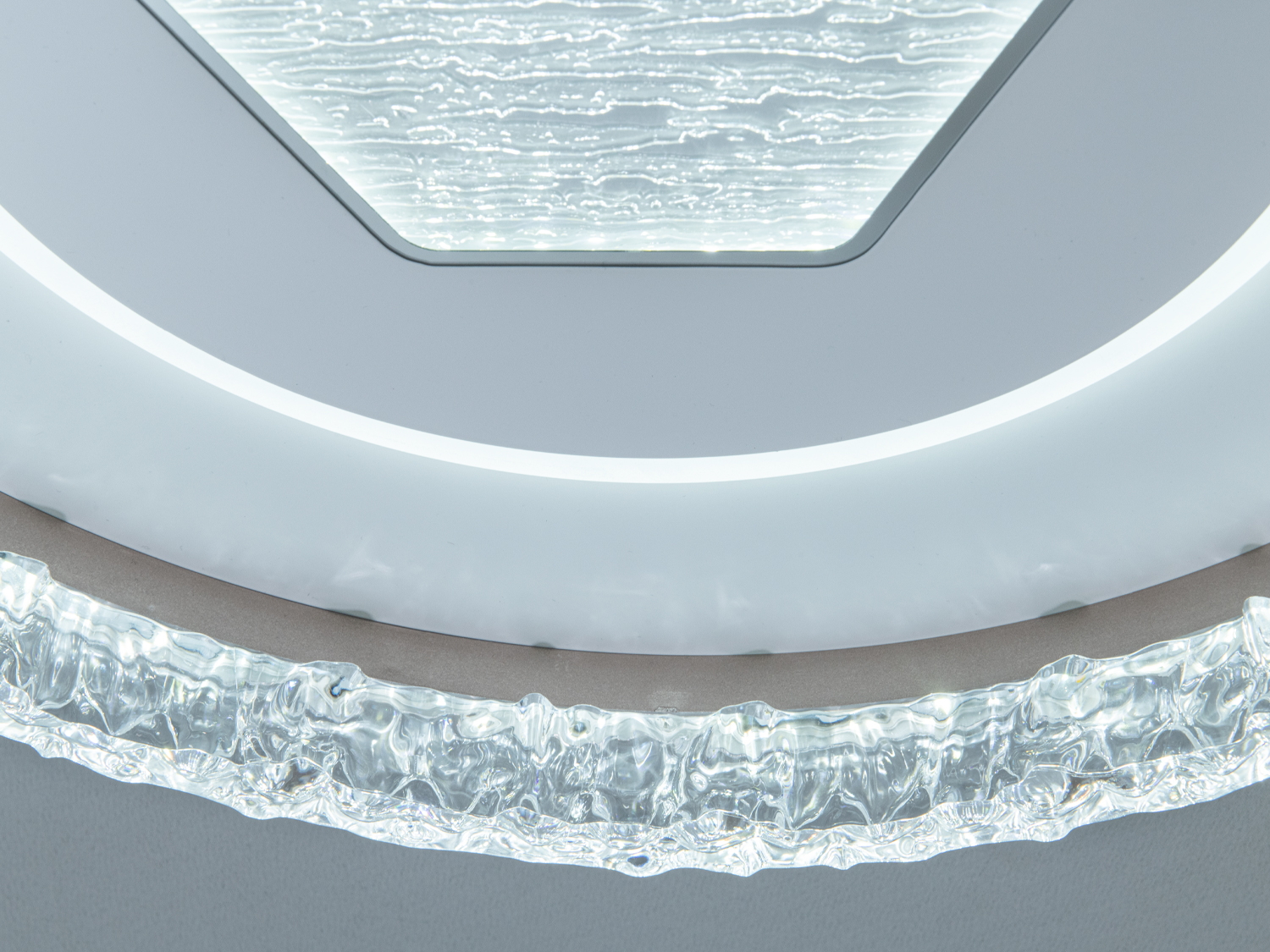 Потолочна світлодіодна люстра Diasha WG5157AWH-LS біла з шестикутним центром прозоре обрамлення