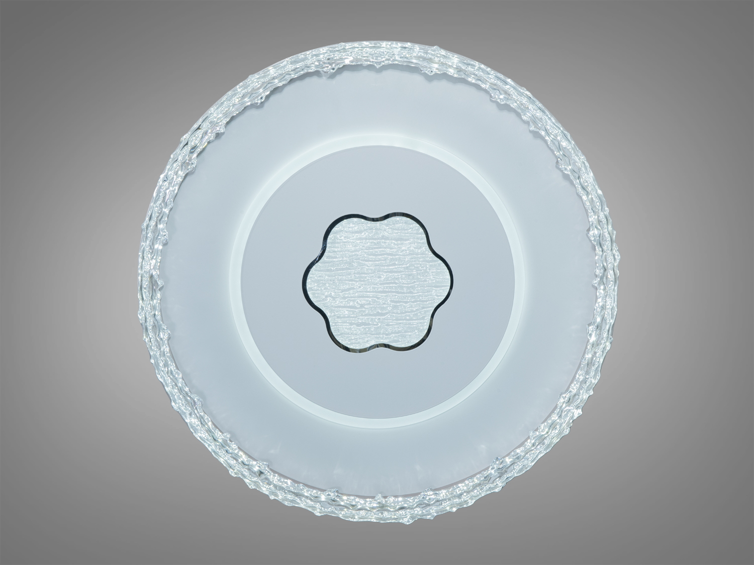 Кругла стельова лампа з прозорим рельєфним краєм, що створює ефект кришталю. Ідеальна для сучасного інтер’єру.