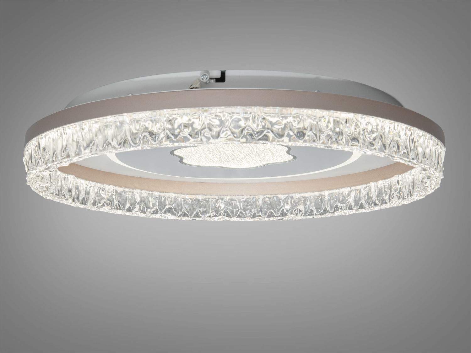 Стельова лампа з боковим виглядом, що підкреслює текстурований край. Підходить для монтажу в будь-якому приміщенні.