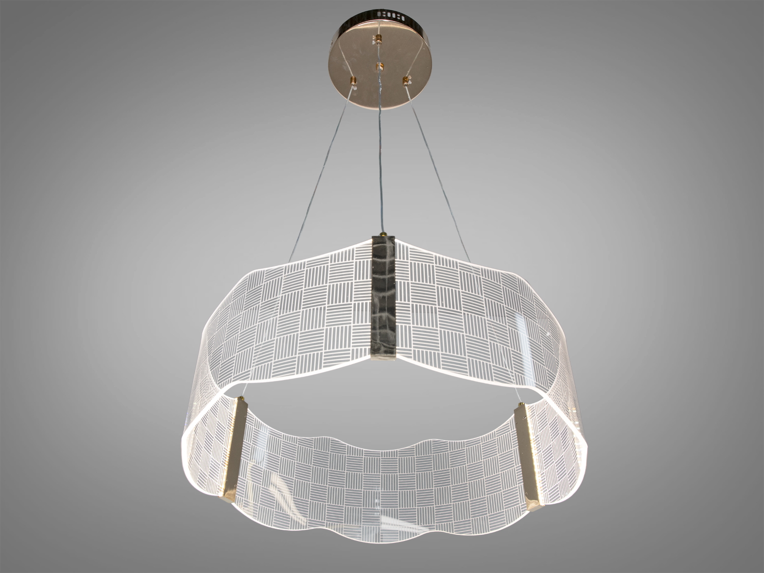 Підвісна лампа з хвилястим прозорим абажуром, прикрашеним геометричним візерунком. Підходить для сучасного інтер′єру.