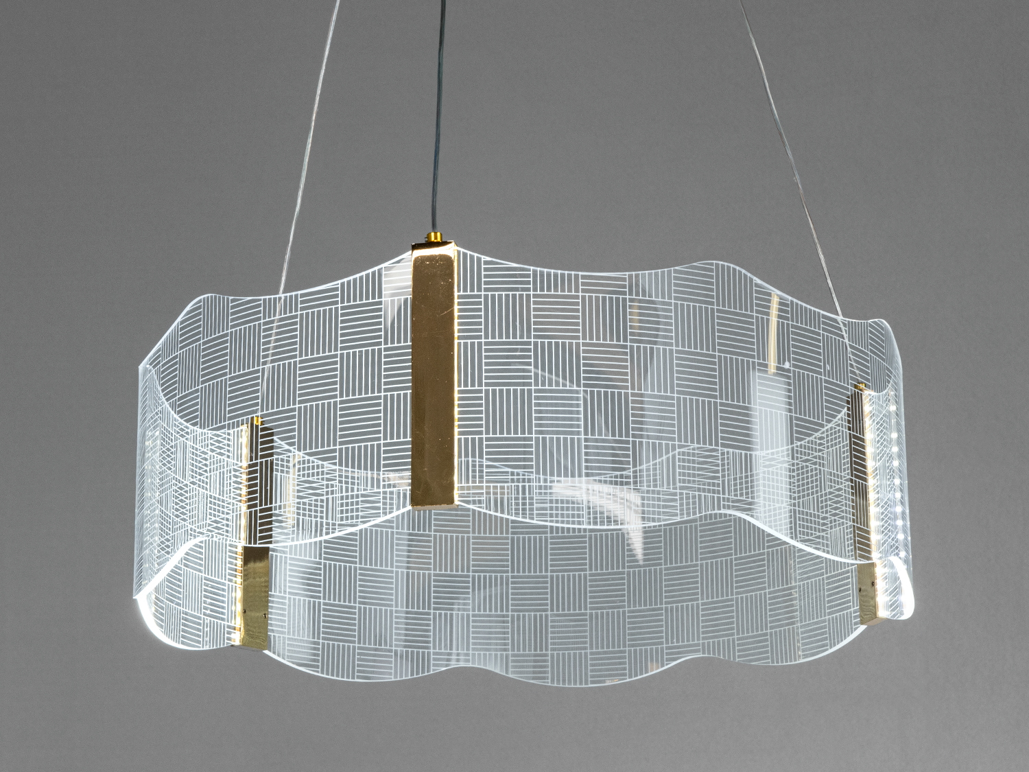 Стельовий світильник з прозорим абажуром, що має хвилясту форму і геометричний візерунок. Ідеальний для офісного простору.