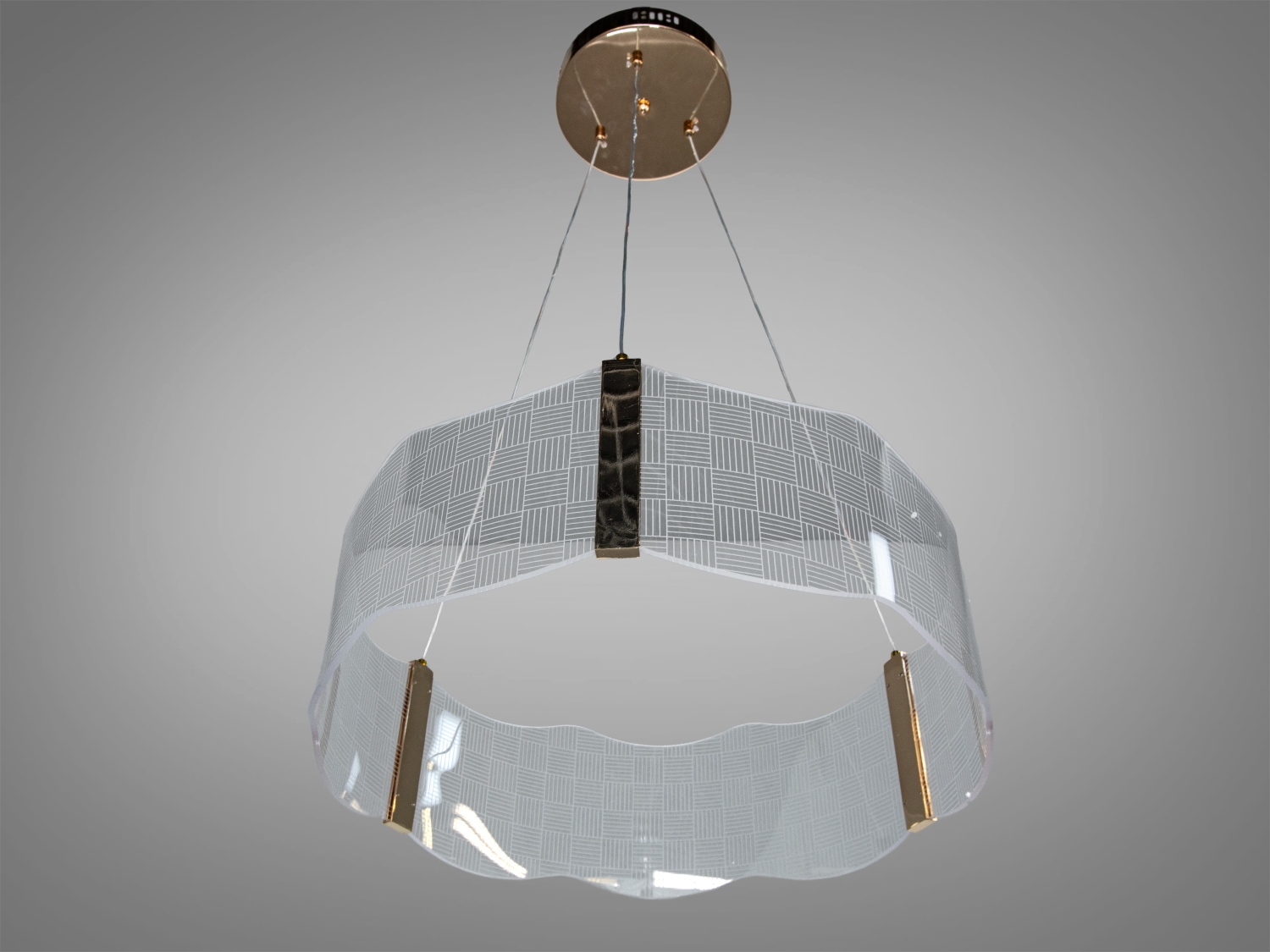 Лампа з підвісним монтажем, прозорий абажур з хвилястими краями і геометричним візерунком. Підходить для вітальні.
