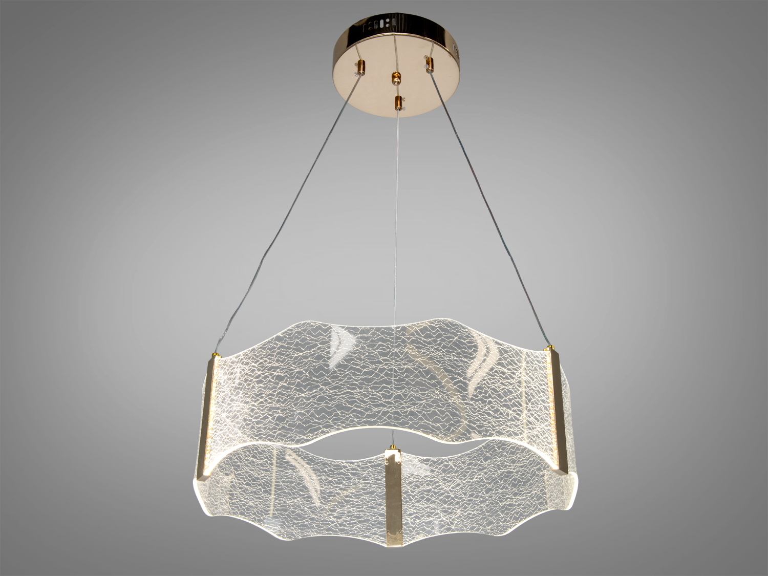 Підвісний світильник з прозорим хвилястим склом, закріплений на металевій основі. Ідеально підходить для освітлення вітальні.