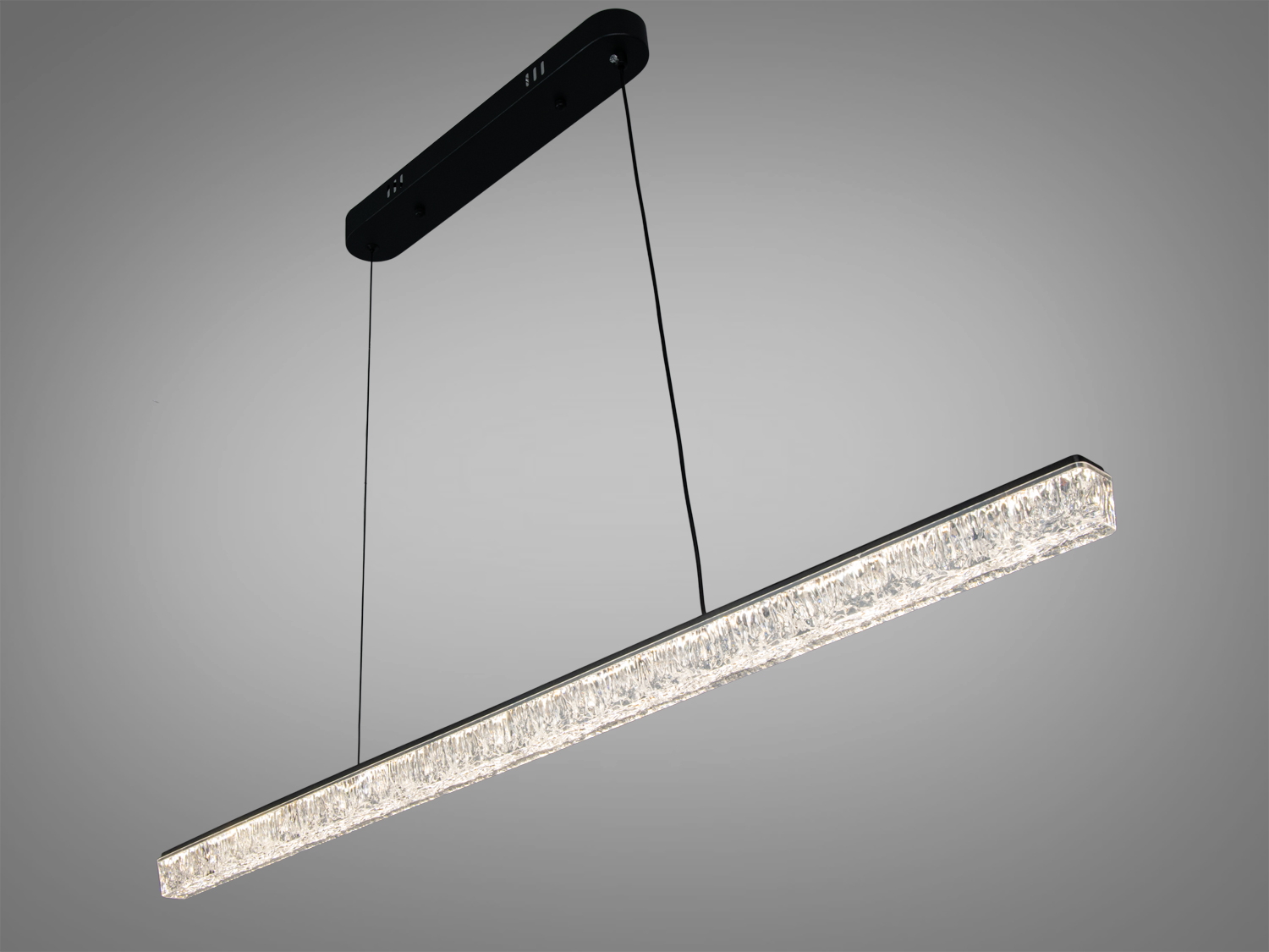 Підвісний світильник з кришталевими елементами, що створюють ефект мерехтіння, підходить для вітальні.