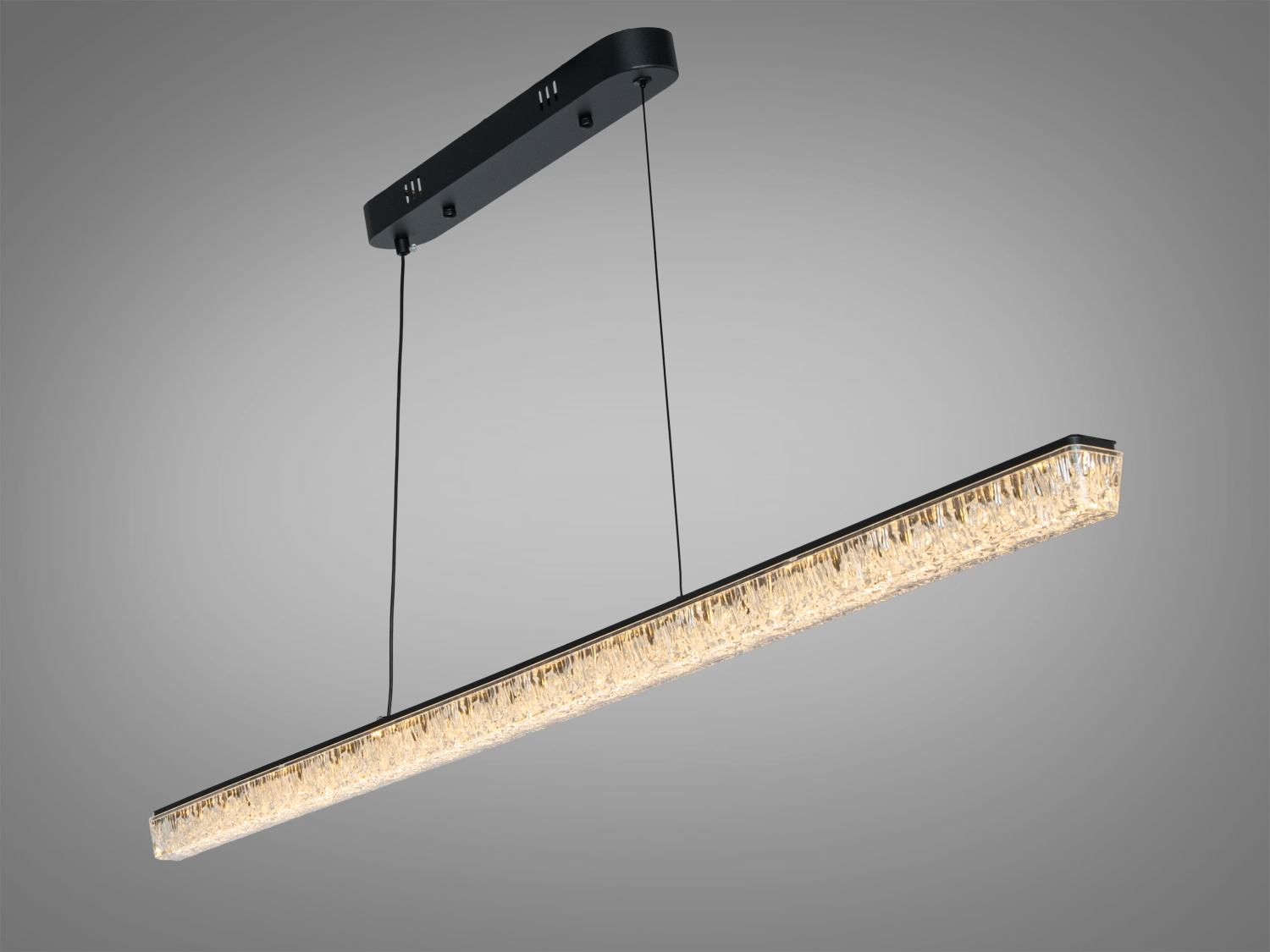 Лінійний світильник з теплим світлом, підвішений на двох шнурах, ідеально підходить для кухні або їдальні.