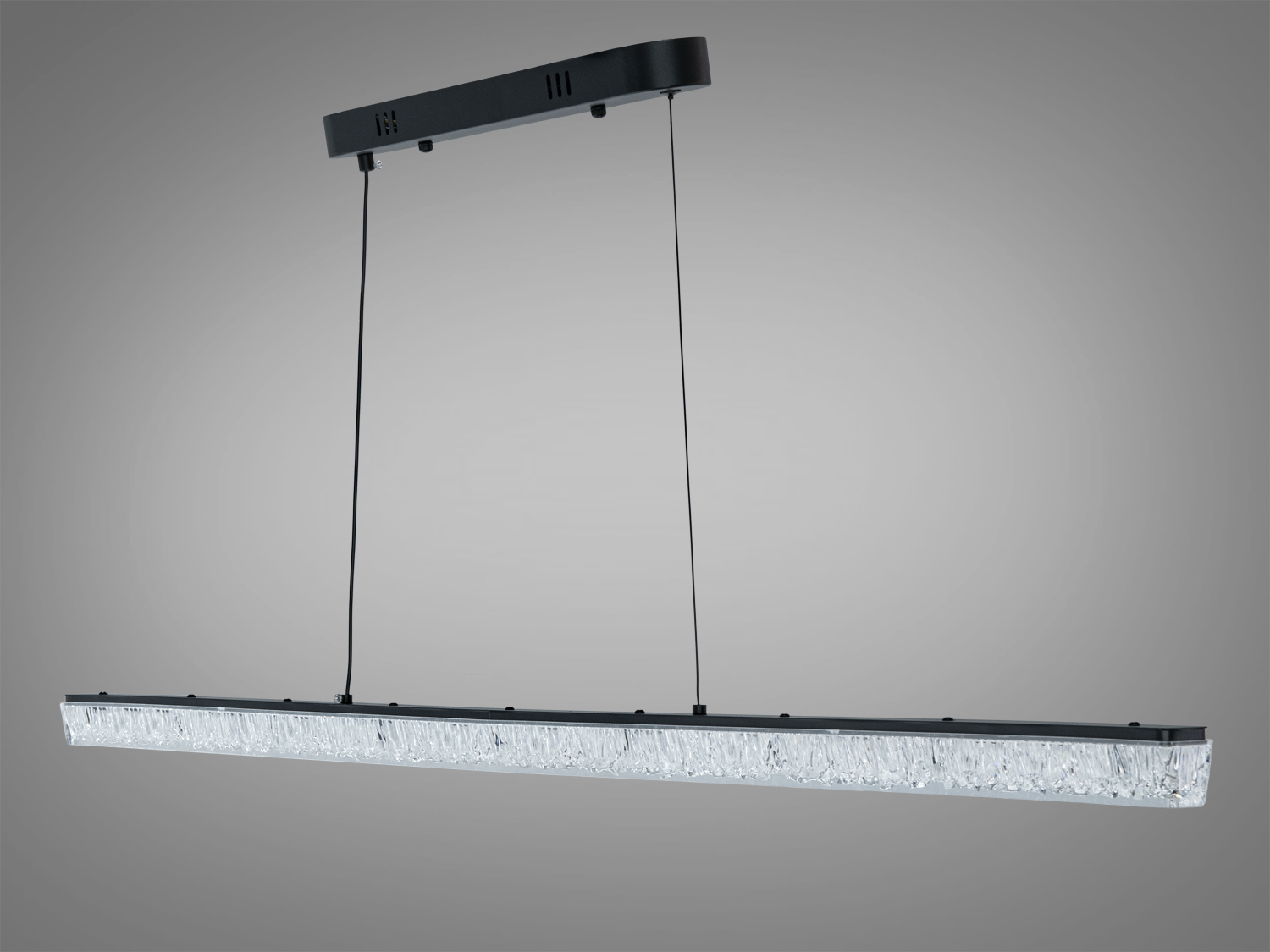 Світильник з матовим покриттям, підвісний монтаж, забезпечує рівномірне освітлення офісних приміщень.