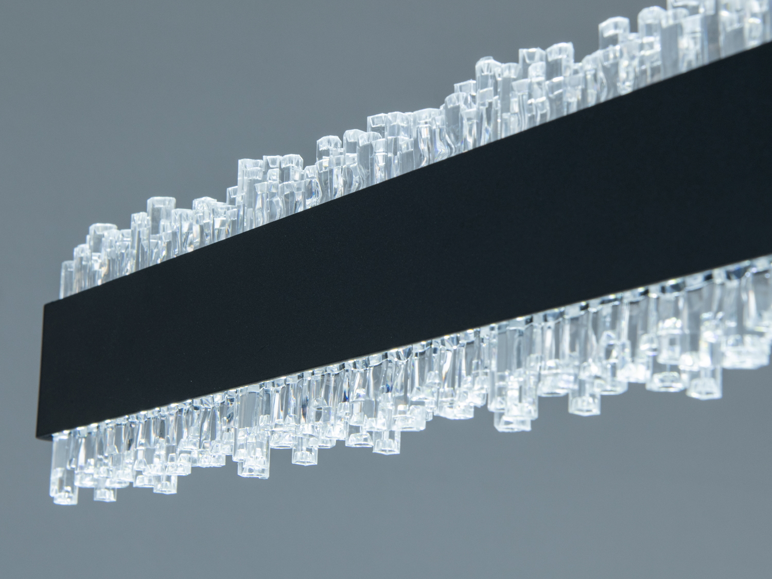 Світлодіодна підвісна люстра LED 52 Вт чорна з кристалами лінійна