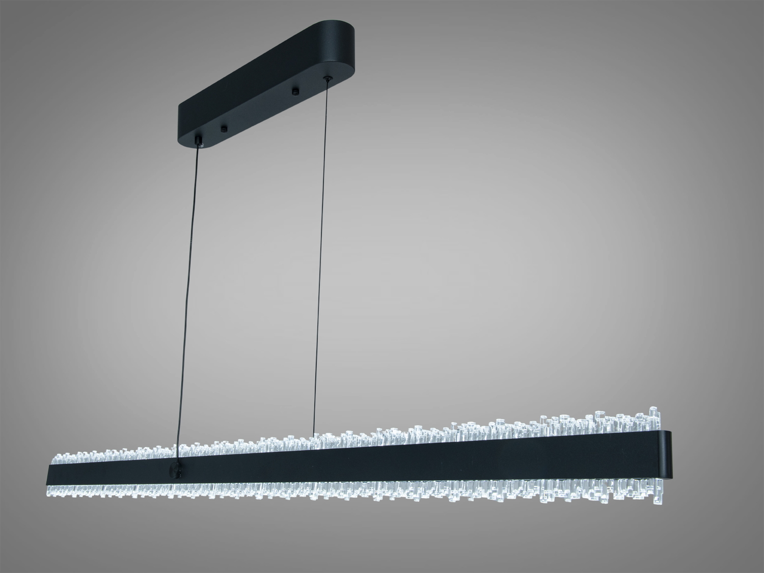 Світильник з прямокутною основою та підвісом, оснащений декоративними кристалами. Ідеальний для створення акцентного освітлення.