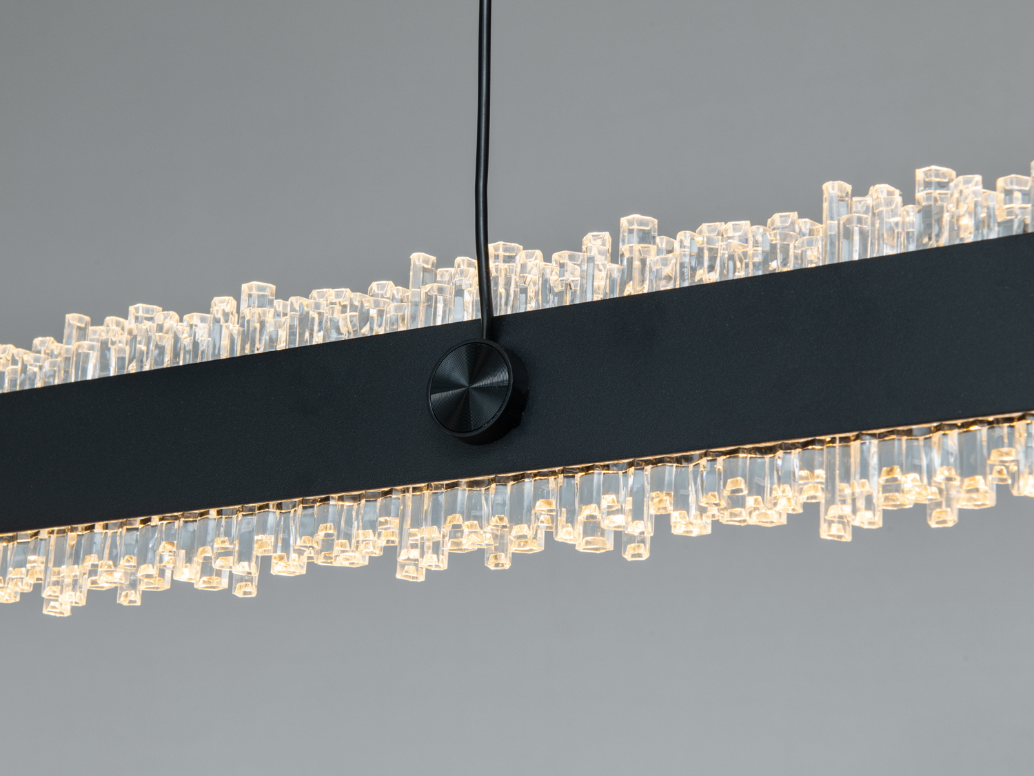 Деталь світильника з кристалічними елементами, що підкреслюють його елегантність. Відмінно підходить для стильних просторів.