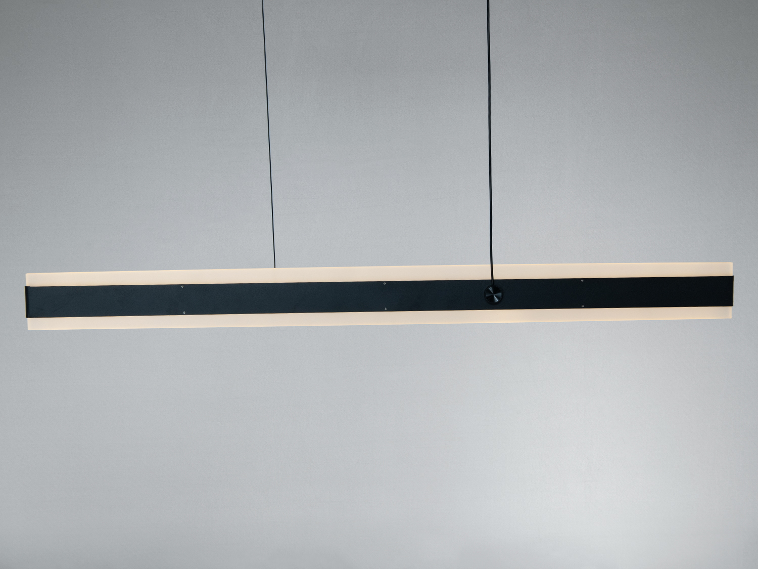 Лінійний підвісний світильник, чорний з білим, ідеальний для сучасного інтер’єру, забезпечує рівномірне освітлення, підвіс на двох тросах.