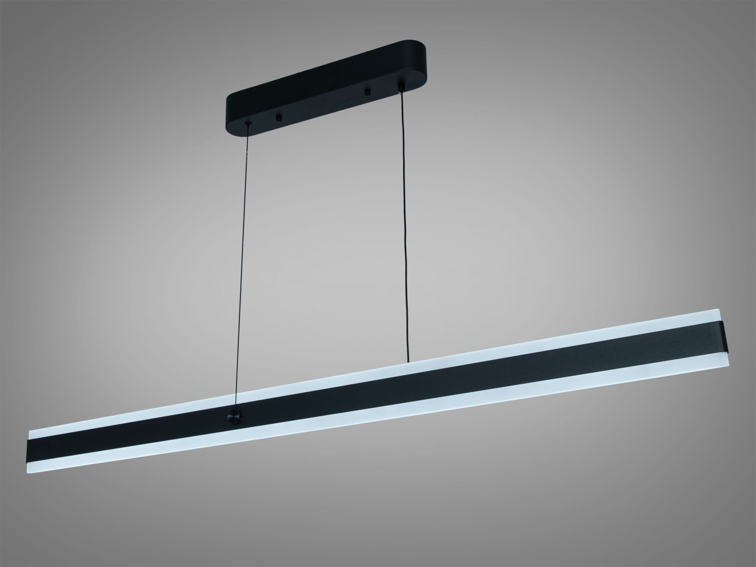 Підвісний світильник з матовим покриттям, оснащений регульованими тросами. Ідеально підходить для сучасних інтер’єрів.