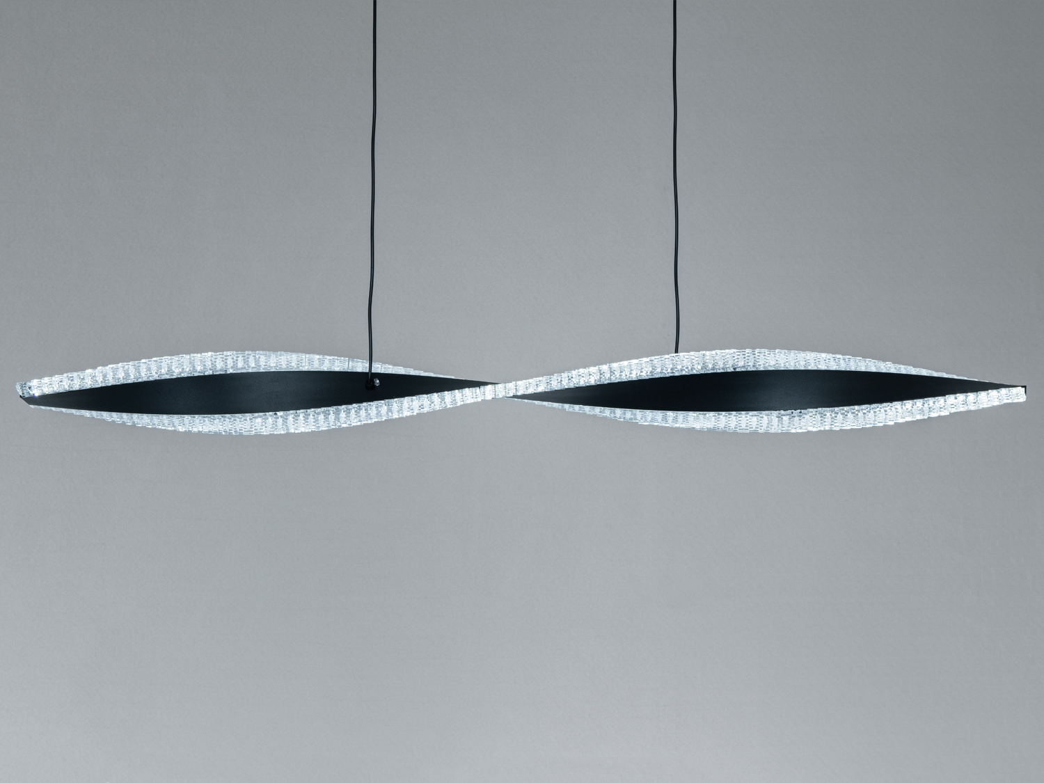 Підвісний світильник з чорною основою, вигнутої форми, з холодним світлом. Ідеальний для офісного простору.