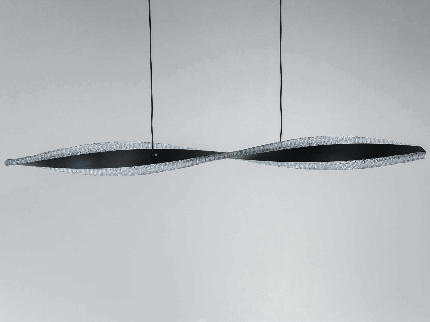 Підвісний світильник з чорним корпусом, елегантної форми, з нейтральним світлом. Підходить для вітальні.