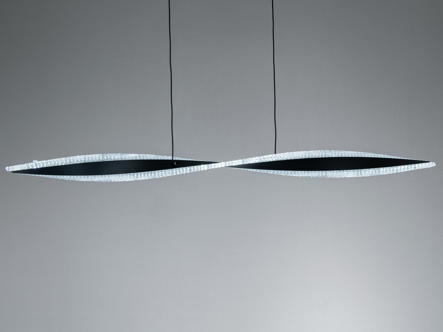 Підвісний світильник з LED-підсвіткою, виконаний у формі хвилі. Призначений для офісних приміщень, забезпечує рівномірне освітлення.