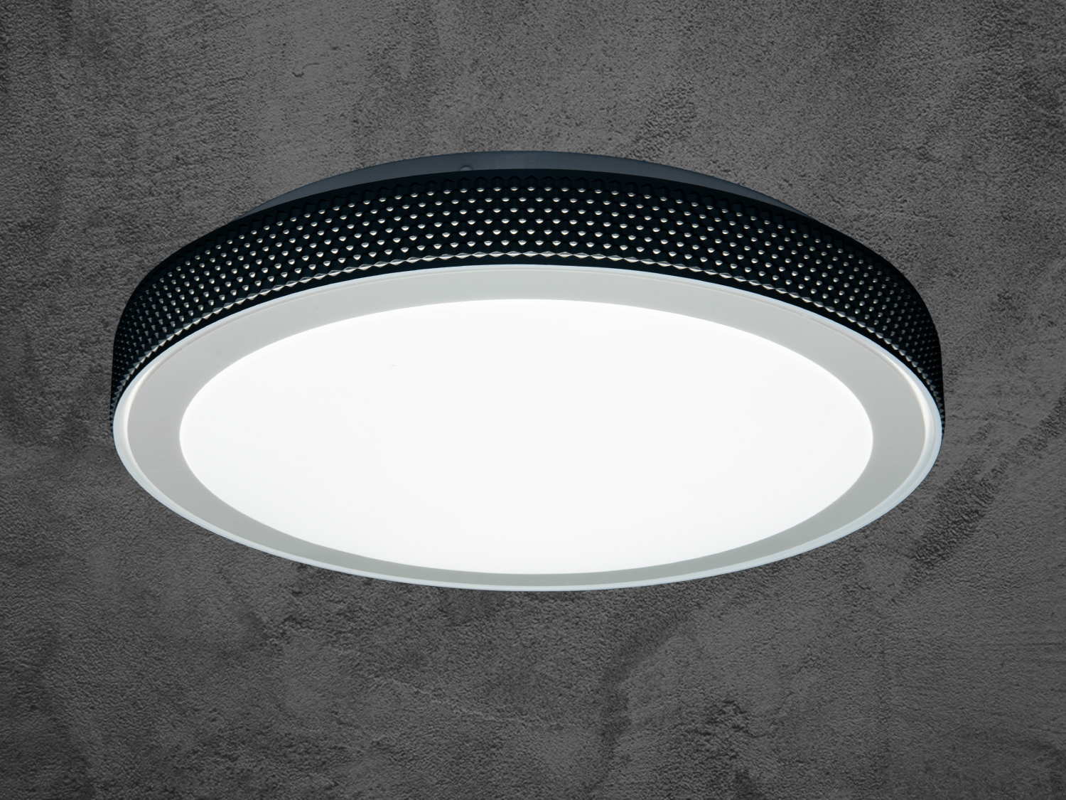 Лампа зі стильним перфорованим корпусом, що додає елегантності будь-якому приміщенню.